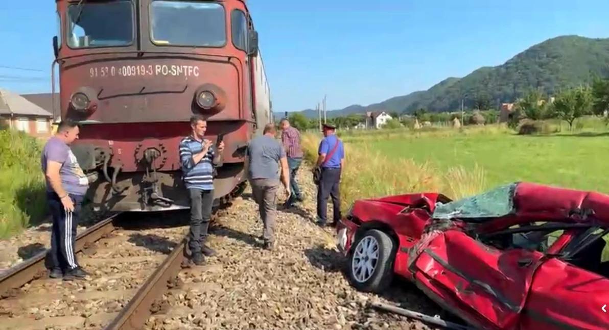 O șoferiță scapă cu viață după ce mașina ei a fost lovită de tren FOTO: Captură video