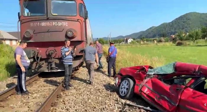 O șoferiță scapă cu viață după ce mașina ei a fost lovită de tren FOTO: Captură video