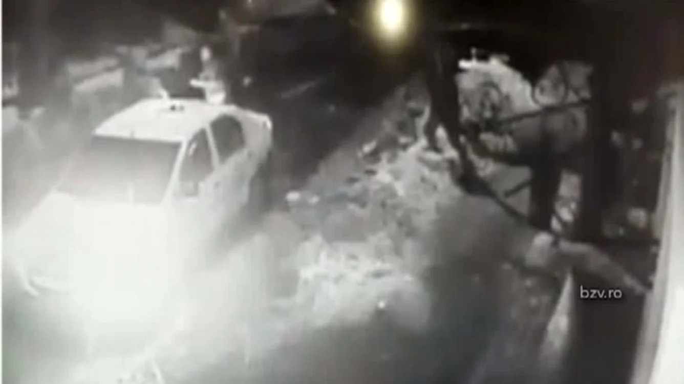 Agresiunea asupra bărbatului a fost surprinsă de camerele de luat vederi ale unui bar