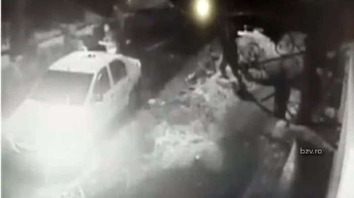 
    Agresiunea asupra bărbatului a fost surprinsă de camerele de luat vederi ale unui bar  