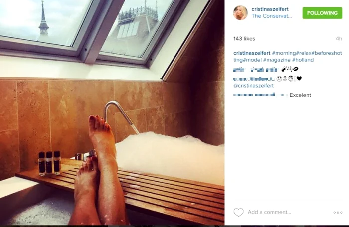 Cristina se relaxează înainte de o şedinţă foto într-o cadă plină cu spumă