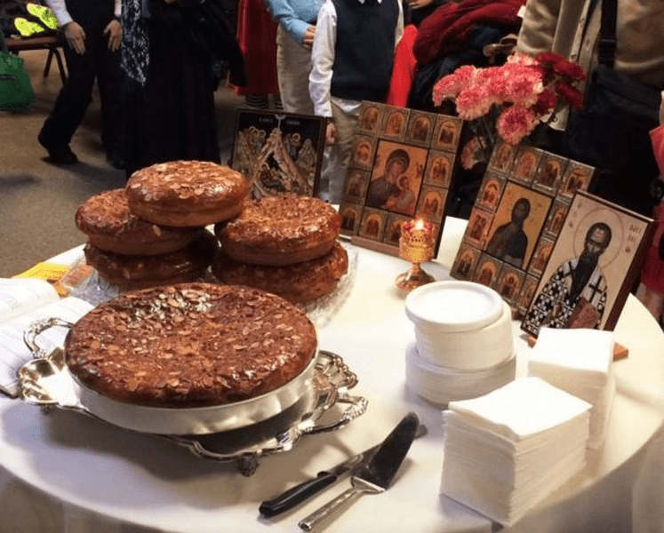 Vasilopita, împărțită de grecii din Constanța. Care este tradiția pitei Sfântului Vasile