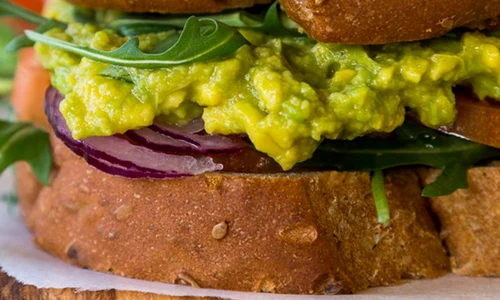 sandvis cu salata de avocado jpeg