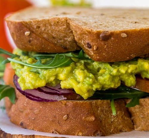 sandvis cu salata de avocado jpeg