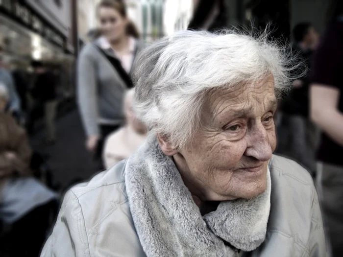 Activitățile zilnice, acelea care ne-au intrat de mult timp în rutină și pe care le efectuăm aproape automat, pot deveni tot mai grele pentru un bolnav de Alzheimer. Foto: Pixabay from Pexels