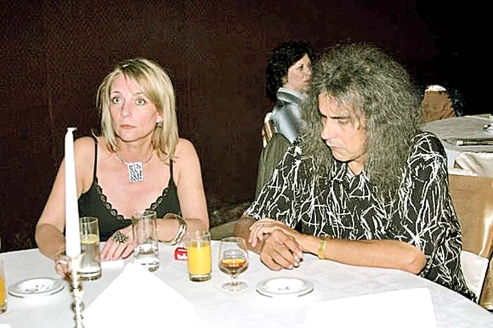 Alături de soţia lui, care  i-a donat o porţiune din ficat