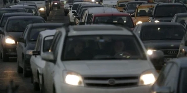 Începând de marți șoferii vor fi obligați să aprindă farurile
