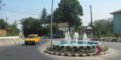 Fântână arteziană în centrul satului, la Suteşti