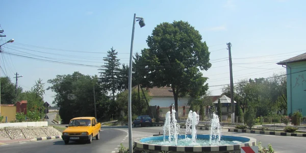 Fântână arteziană în centrul satului, la Suteşti
