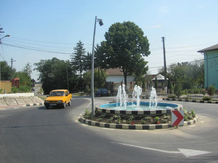 Fântână arteziană în centrul satului, la Suteşti