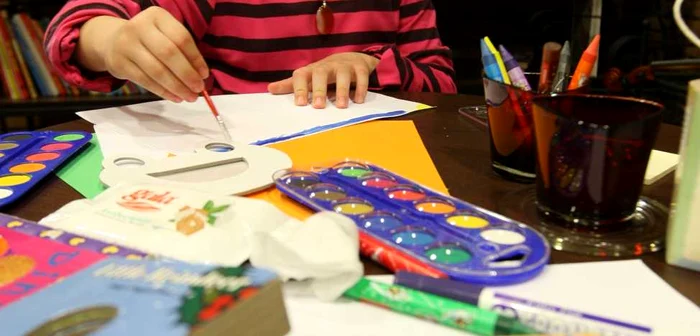 Voluntarii pot confecţiona jucării pentru copii sărmani