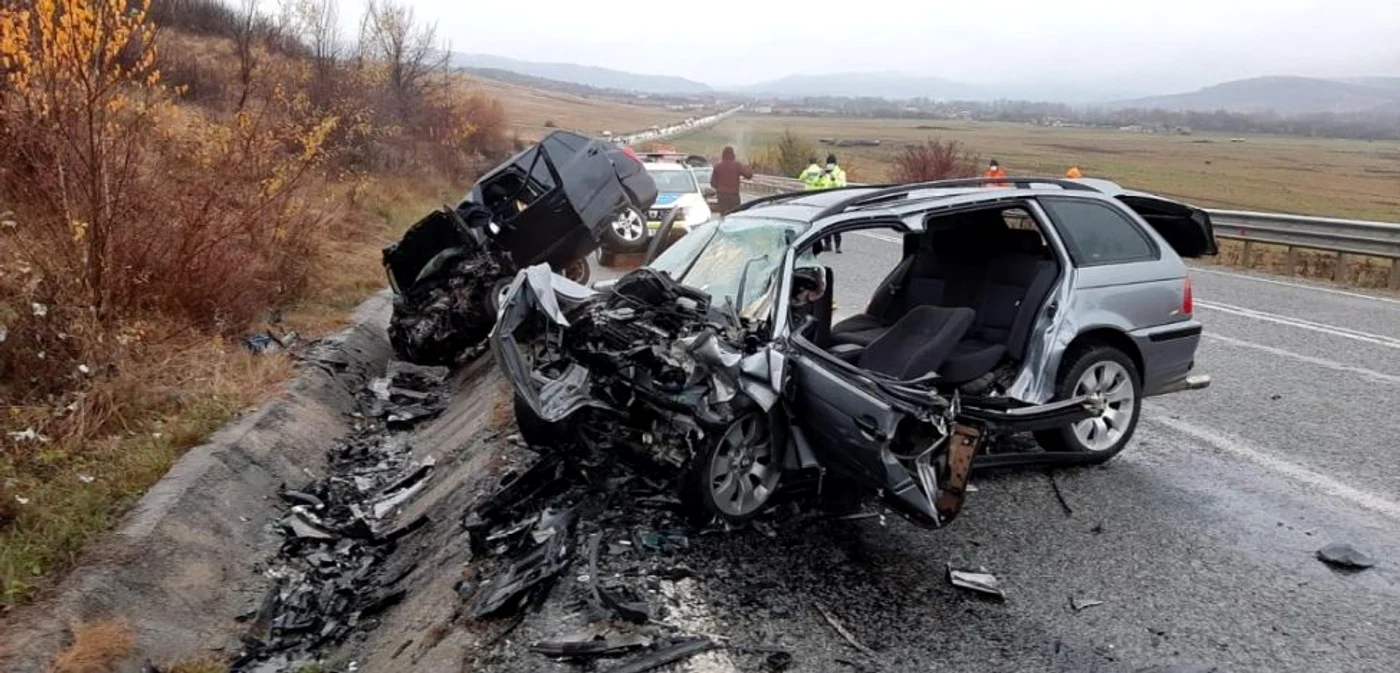 Două maşini au intrat în coliziune pe Drumul Naţional 67 , în localitatea Bengeşti Ciocadia