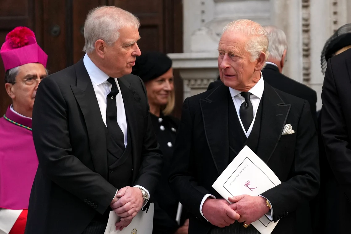 Regele Charles și Prințul Andrew