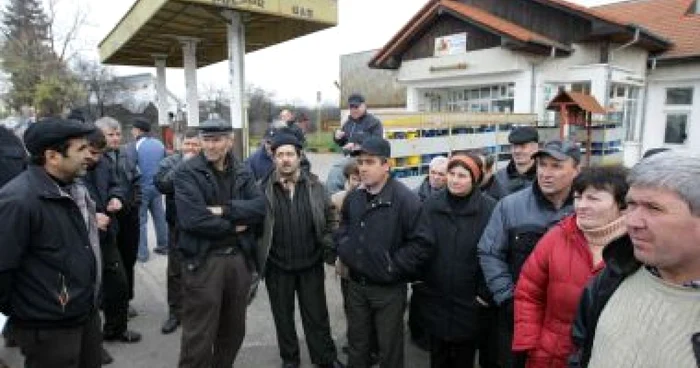 Angajaţii au protestat în faţa fabricii