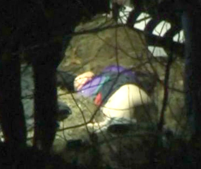 Cadavrul femeii a fost coborât cu o sanie, din cauza dealului abrupt unde se afla şopronul în care a fost omorâtă (FOTOGRAFII: www.actualmm.ro)