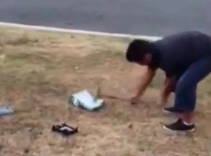 Băiatul a început să plângă când a trebuit să îşi distrugă gadgeturile Foto: Captură Youtube