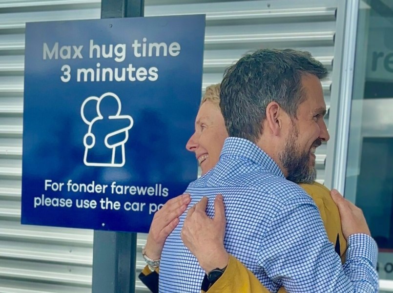 Aeroportul care limitează îmbrățișările de rămas-bun la 3 minute: „Vă rugăm să folosiți parcarea“