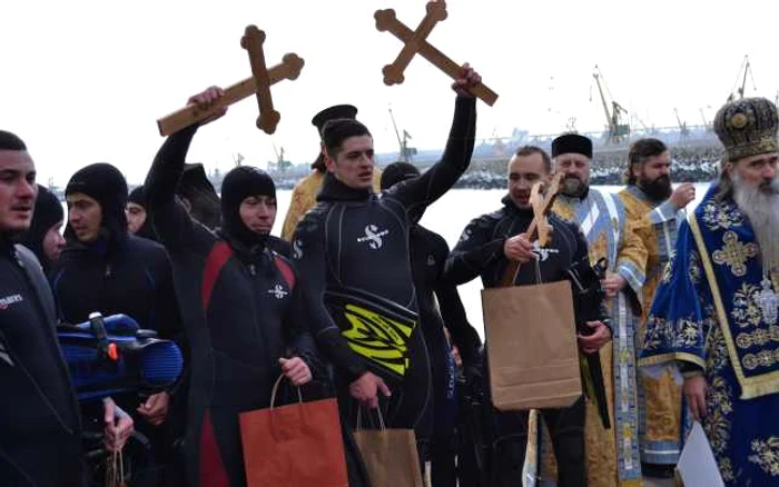 În fiecare an, trei cruci de lemn sunt aruncate în valuri             FOTO: Arhiva Adevărul