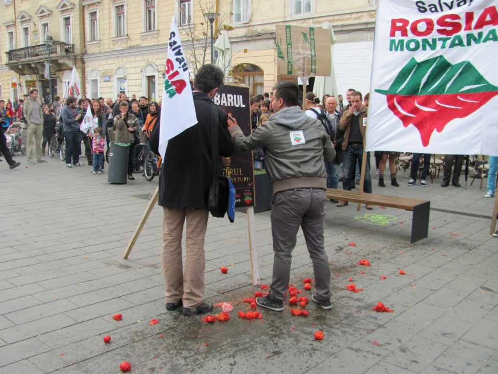 Manifestanţii au aruncat cu roşii în fotografia ministrului Culturii pe care l-au numit „Barbarul“ şi „ministrul sfârşitului Culturii“ FOTO: Florina Pop
