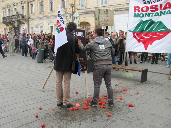 Manifestanţii au aruncat cu roşii în fotografia ministrului Culturii pe care l-au numit „Barbarul“ şi „ministrul sfârşitului Culturii“ FOTO: Florina Pop