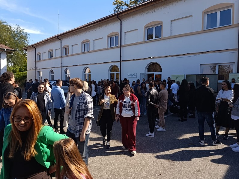 Facultatea „de lângă casă”, noua alegere a tinerilor. De ce tot mai mulți renunță la orașele universitare mari
