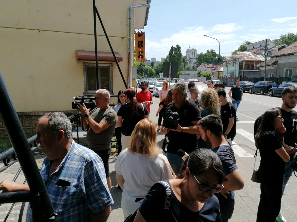 Emoţii mari au avut şi părinţii candidaţilor, care i-au aşteptat pe tineri la poarta şcolii FOTO: A.M.