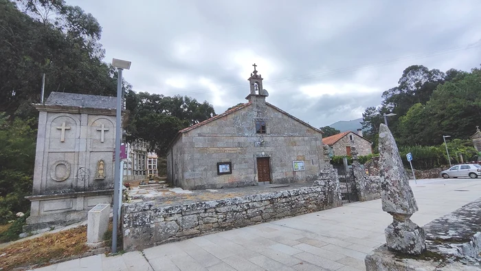 Mică biserică veche de piatră din Galicia. Multe astfel de monumente jalonează calea pelerinilor.