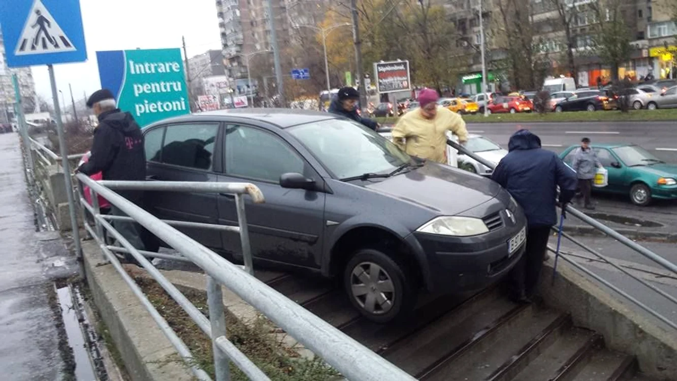 
    Șoferul a rămas blocat cu mașina pe scările de acces la complexul comercialFoto: Andrei Zaharia/Facebook  