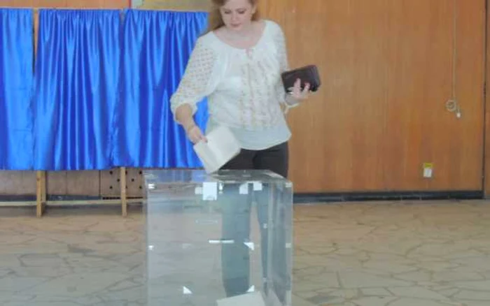 Roberta Anastase a venit la vot îmbrăcată în ie. FOTO Dana Mihai