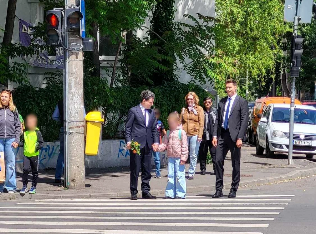 Nicușor Dan, suprins luni dimineață cu fiica sa în drum spre școală FOTO: Theodor Vasile