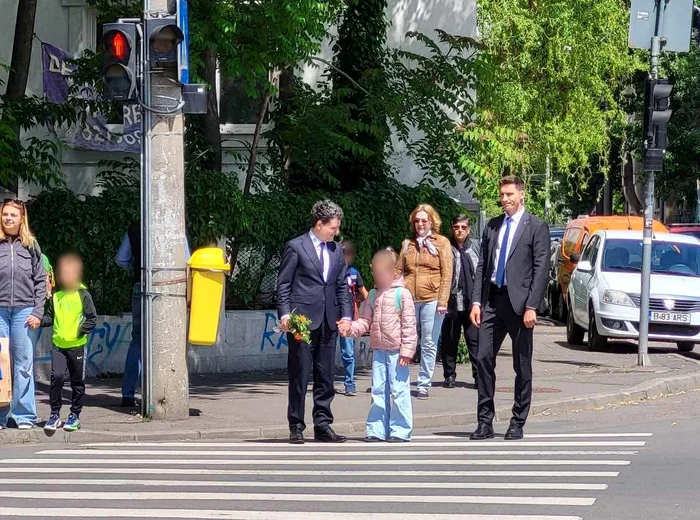 Nicușor Dan, suprins luni dimineață cu fiica sa în drum spre școală FOTO: Theodor Vasile