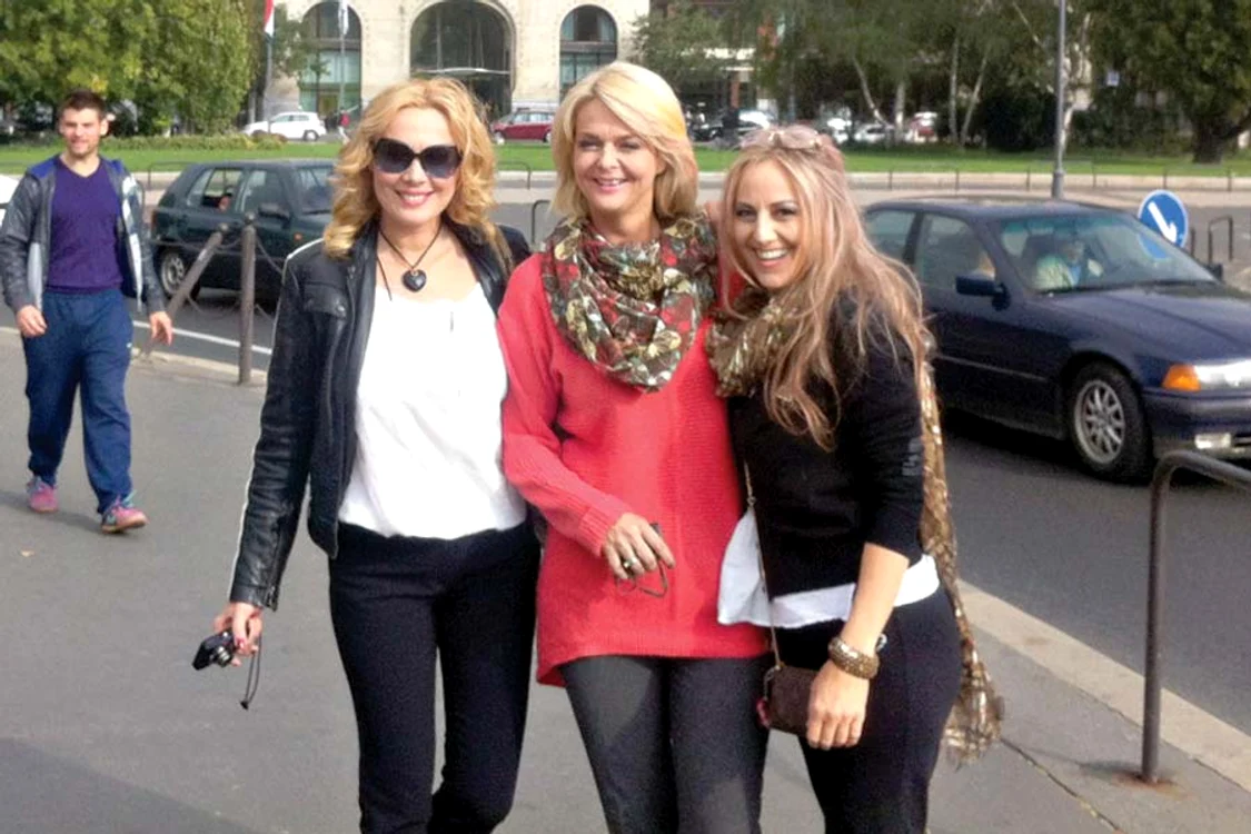 Când oboseau,  Dana, Iuliana şi  Florentina se opreau  la un restaurant cochet