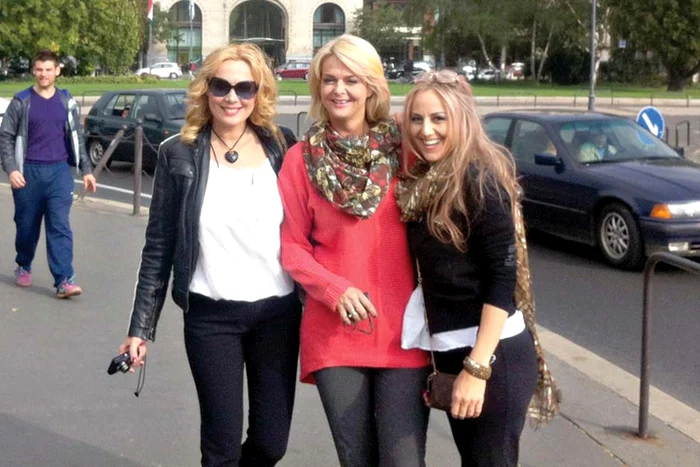 Când oboseau, Dana, Iuliana şi Florentina se opreau la un restaurant cochet