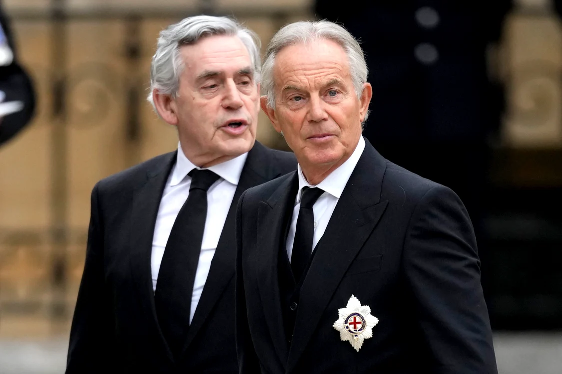 Foștii premieri britanici Tony Blair  și Gordon Brown au sosit împreună la ceremonie