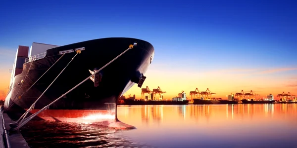 nava portcortnainer cargo vapor port foto shutterstock