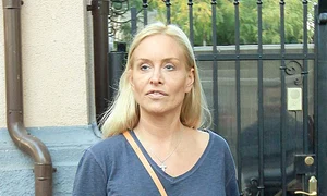 Vica Blochina  (39 de ani)  Lituanianca atrage  toate privirile  atunci când iese  cu sfârcurile  la plimbare jpeg