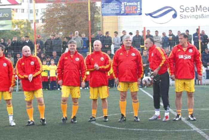 Gabor, al doilea din stânga, se mai întâlneşte cu foştii săi colegi Foto: Adevărul