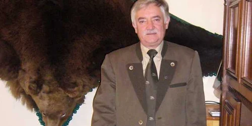 Nicolae Oneţiu alături de blana celui mai mare urs capturat în judeţul Alba