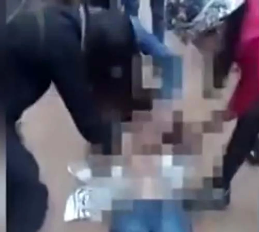 Adolescenta a fost umilită şi dezbrăcată în mijlocul străzii foto: captură video