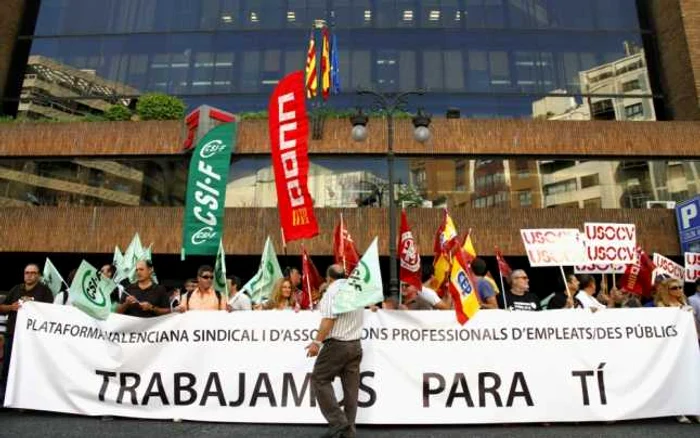 Protest în oraşul spaniol Valencia. Mesajul manifestanţilor nemulţumiţi de starea economică a serviciilor publice, adresat guvernului local din comunitatea omonimă: „Muncim pentru tine” FOTO: Reuters
