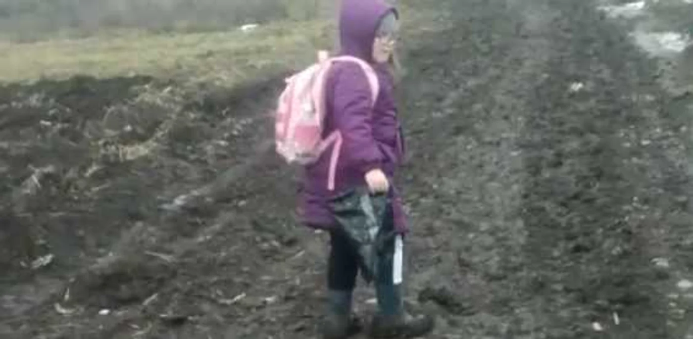 Drumul din Berchieşu arată ca un câmp arat şi este străbătut zilnic de copiii sătenilor care merg la şcoală.