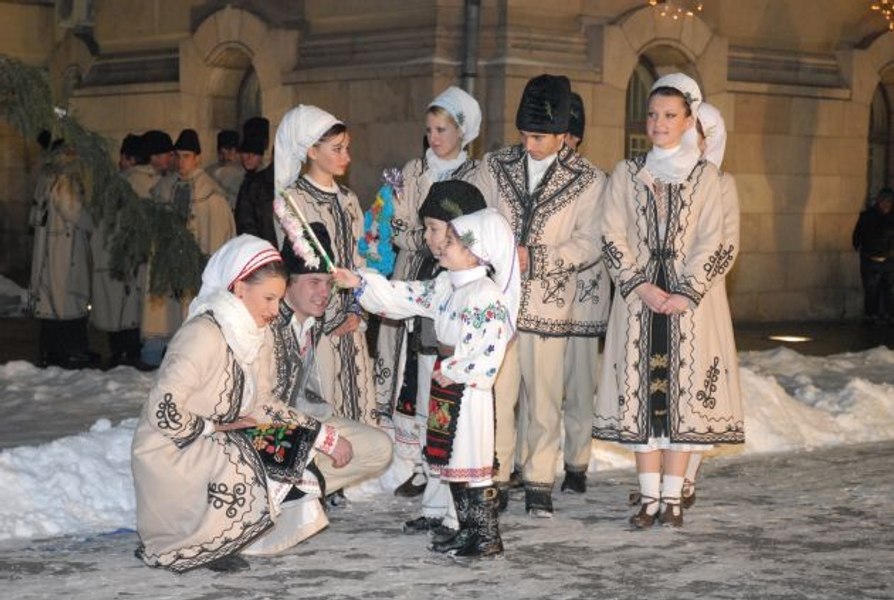 Obiceiuri vechi de Anul Nou. Unele au supraviețuit până astăzi, pe altele le regăsim în amintiri    
