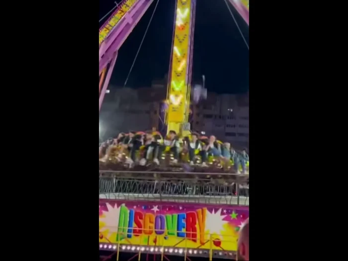 VIDEO Panică la „Hramul Bacăului”: Momentul în care o piesă s-a desprins dintr-un leagăn uriaș plin cu oameni și a căzut printre aceștia