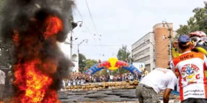 Show incendiar la raliul moto