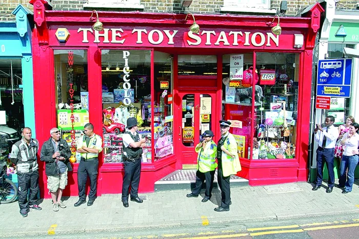 Mai multe echipaje de poliţie şi câţiva bodyguarzi au păzit zece minute magazinul