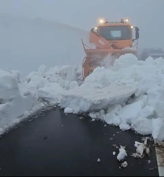 Drumarii se luptă cu nămeți de peste cinci metri Foto: DRDP Brașov