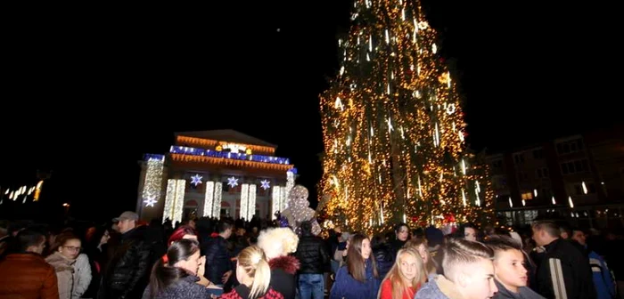 Sute de oameni au venit să asiste la momentul festiv al aprinderii luminilor de sărbători ale Hunedoarei. FOTO: Daniel Guţă. ADEVĂRUL.