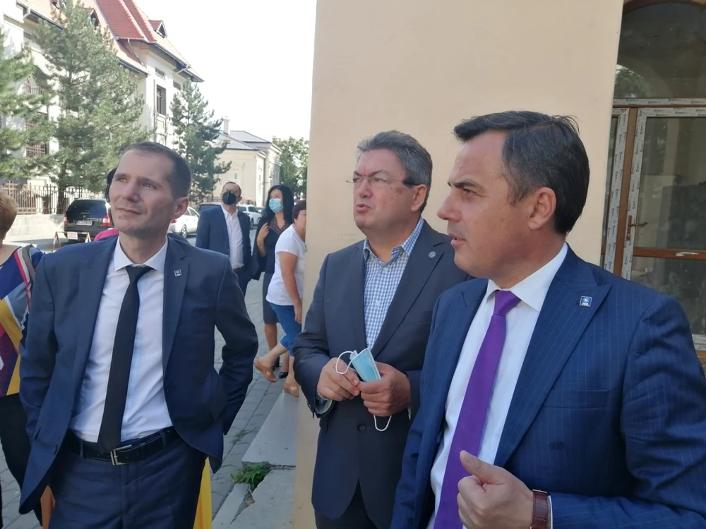 Marian Preda (mijloc) a văzut clădirea pe care şi-ar dori să o vadă sediu al universităţii