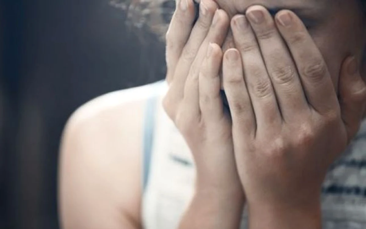 
    O fetiţă de 13 ani, legitimată la clubul de handbal CSM Ploieşti, a povestit calvarul pe care îl trăiesc ea şi colegele ei în vestiarFOTO: adevarul.ro  