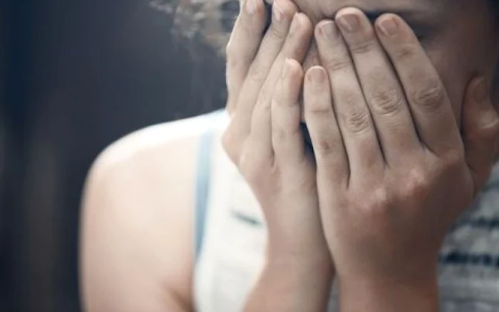 O fetiţă de 13 ani, legitimată la clubul de handbal CSM Ploieşti, a povestit calvarul pe care îl trăiesc ea şi colegele ei în vestiarFOTO: adevarul.ro